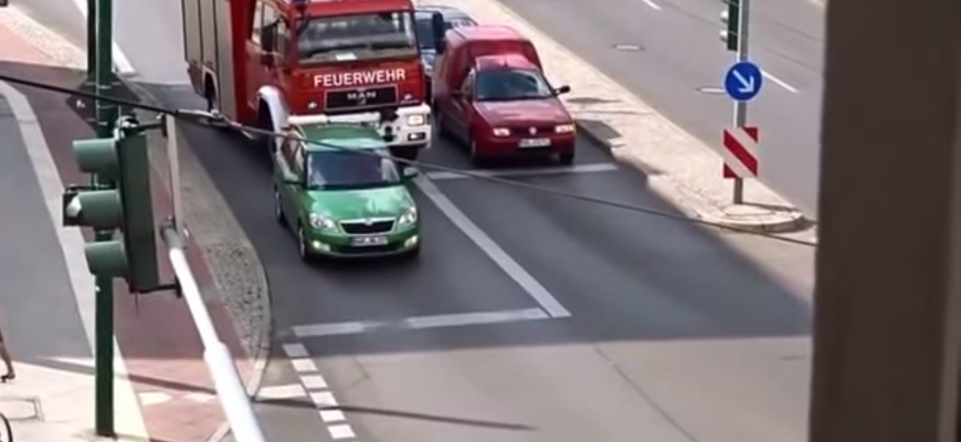 Blbec roka ? Vodič vozidla Škoda Fabia nepustil požiarnické auto