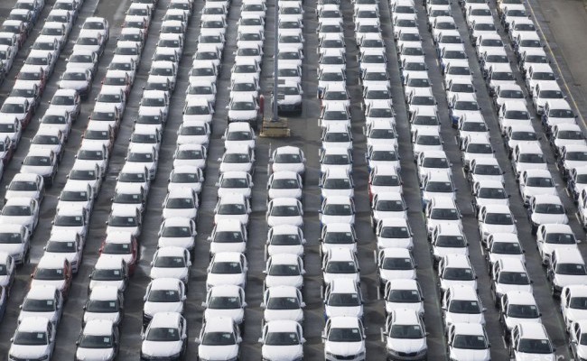 Predaje áut za rok 2020 klesnú o 25 %. Potrebujeme šrotovné, kričia automobilky