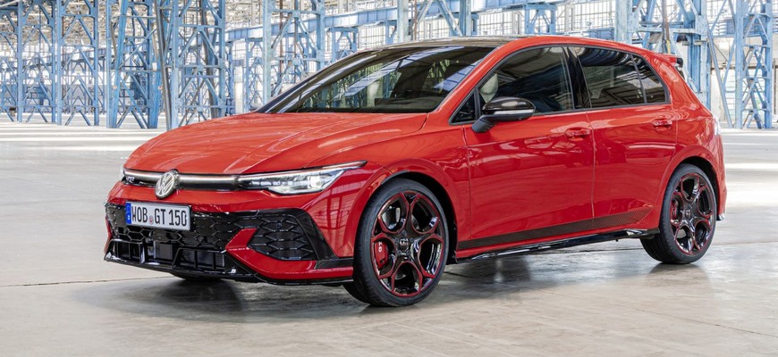 Nový Volkswagen Golf GTI Edition 50 oficiálne. Najrýchlejšie sériové VW na Ringu dostalo 325 koní
