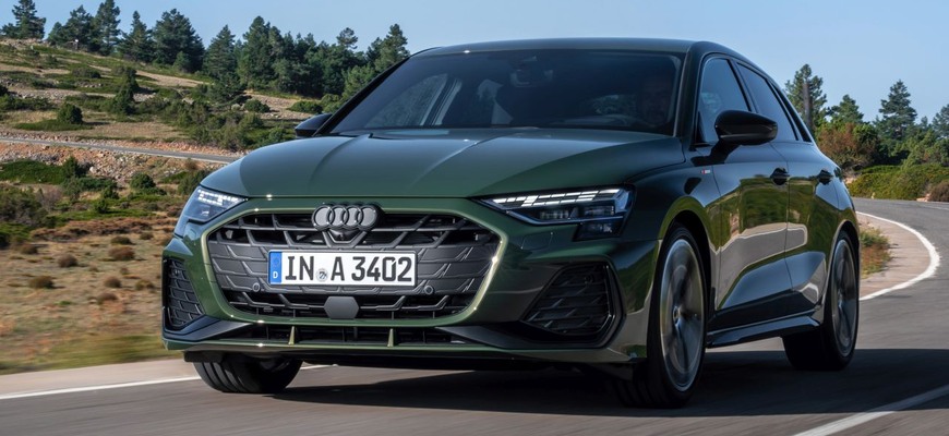 Audi A3 má za sebou ďalší facelift. Interiér sa zmenil na nepoznanie, čo bude s päťvalcovou RS 3?