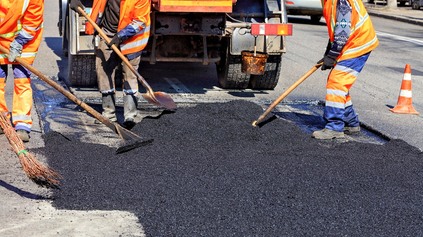 FALOŠNÍ CESTÁRI NÚTILI POMOC, POTOM PÝTALI 11 TISÍC EUR, MUŽ ZAREAGOVAL RÁZNE