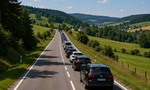 Pomalé vozidlá musia podľa zákona uvoľniť cestu. Chceli by ste také pravidlo aj na Slovensku?