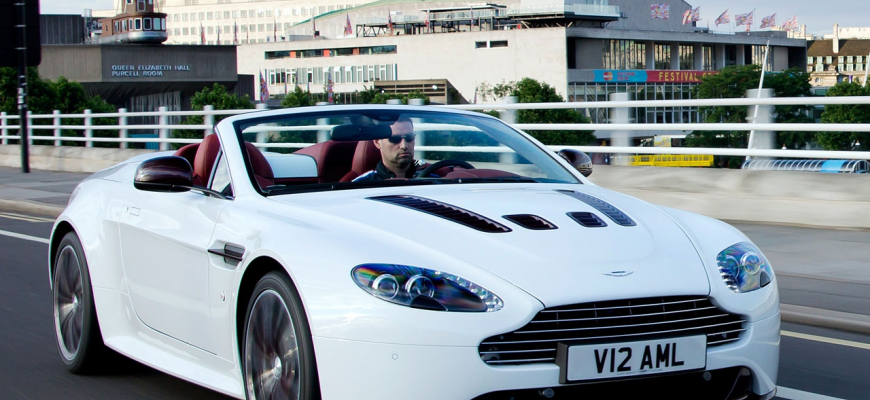 Nasaďte si slnečné okuliare - Aston Martin V12 Vantage Roadster