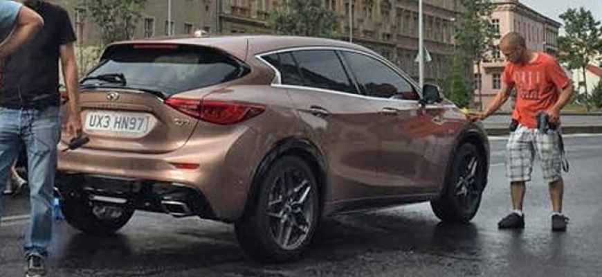 Infiniti Q30 cvakli v Prahe v plnej nahote pri výrobe reklamy