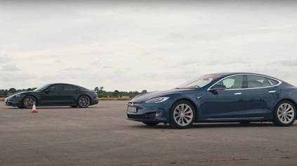 DRAG RACE TESLA MODEL S PROTI PORSCHE TAYCAN TURBO S: KTO KRAĽUJE ELEKTRICKÝM AUTÁM?