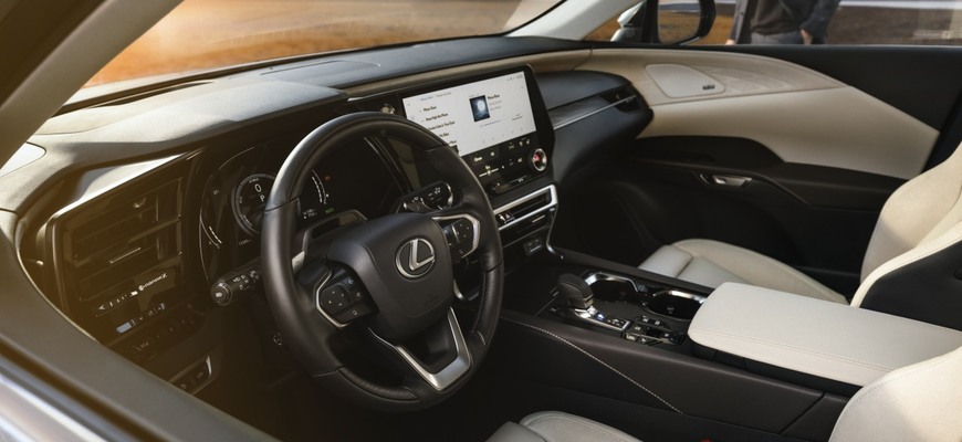 Luxusné SUV Lexus RX má v 5. generácii interiér poňatý inak než bolo typické