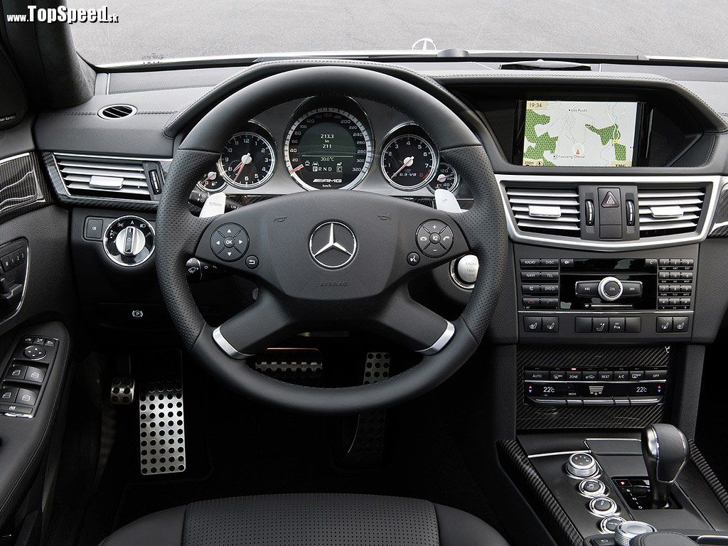 Interiér nového Mercedesu E 63 AMG je miestom radosti, ale aj relaxu