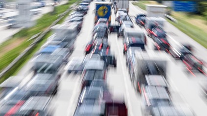 MOTORISTOV CHCELI NAHNAŤ Z ÁUT DO VLAKOV A AUTOBUSOV. LACNÝ LÍSTOK V NEMECKU NESPLNÍ EMISNÉ CIELE!