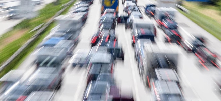 Motoristov chceli nahnať z áut do vlakov a autobusov. Lacný lístok v Nemecku nesplní emisné ciele!