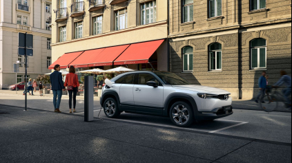 V JAPONSKU PREDSTAVILI PRVÝ ELEKTROMOBIL MAZDA. VOLÁ SA MX-30