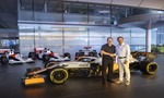 McLaren rozpredáva monoposty F1. Senna ich testoval, Hamilton tiež a jeden šoféroval aj Brad Pitt