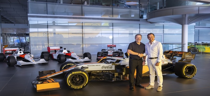 McLaren rozpredáva monoposty F1. Senna ich testoval, Hamilton tiež a jeden šoféroval aj Brad Pitt