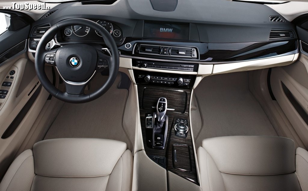 Interiér novej 5er je v duchu súčasného trendu u BMW. Žiadne hókus pókus sa nekoná.