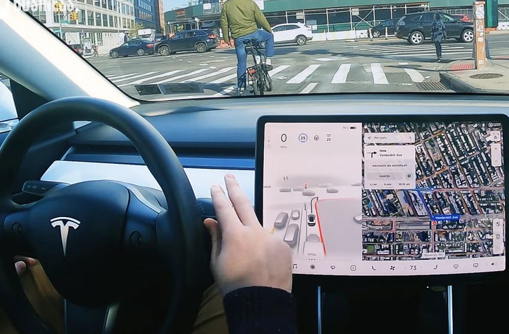 MUSKA I FANÚŠIKOV NAŠTVAL REALISTICKÝ TEST CNN. TESLA S „PLNE SAMOSTATNÝM RIADENÍM“ POHORELA