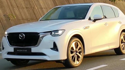 SUV Mazda CX-60 prichytené bez kamufláže. Proporcie naznačujú prelomovú techniku