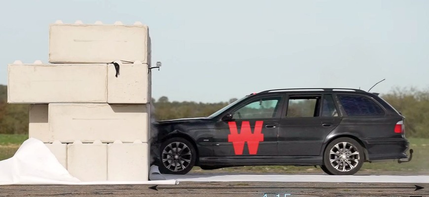 YouTuberi vrazili starým BMW do betónovej steny rýchlosťou 150 km/h. Pohľad na vrak ich roztriasol