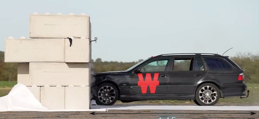 YouTuberi vrazili starým BMW do betónovej steny rýchlosťou 150 km/h. Pohľad na vrak ich roztriasol