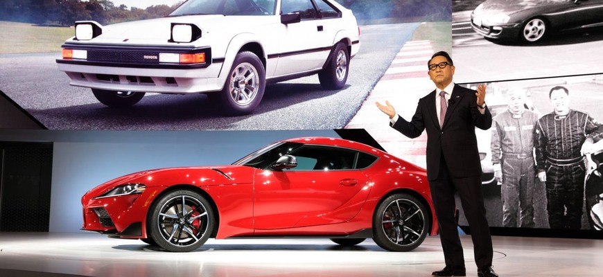 Šéf Toyoty tvrdí, že „tichá väčšina“ odvetvia pochybuje o čisto elektrickej budúcnosti
