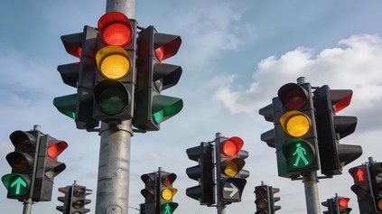 BLIKAJÚCA ŽLTÁ ŠÍPKA NA SEMAFOROCH: OBJAVILI AMERIKU, ALEBO LEN KOMPLIKUJÚ ODBOČOVANIE?