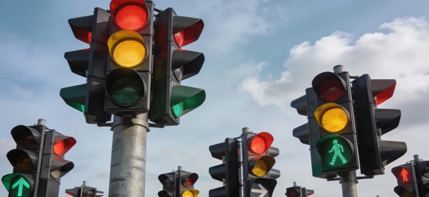Blikajúca žltá šípka na semaforoch: objavili Ameriku, alebo len komplikujú odbočovanie?