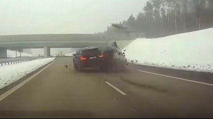 Mrazivá nehoda na diaľnici. BMW X5 to napálilo do Škody Octavia