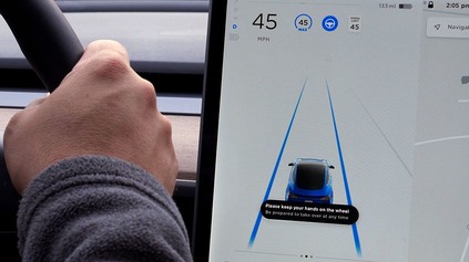 IIHS BUDE HODNOTIŤ SYSTÉMY ČIASTOČNE AUTONÓMNEHO RIADENIA. DÔVODOM SÚ I FATÁLNE NEHODY