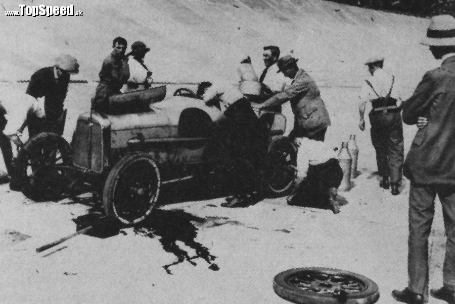 Pit stop v Brooklands. S dnešnými zastávkami neporovnateľný.