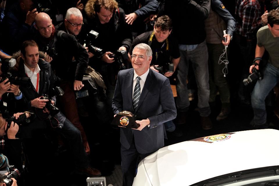 Heinz-Jakob Neusser preberá ocenenie Car of The Year award pre Volkswagen Passat (Photo by Harold Cunningham)