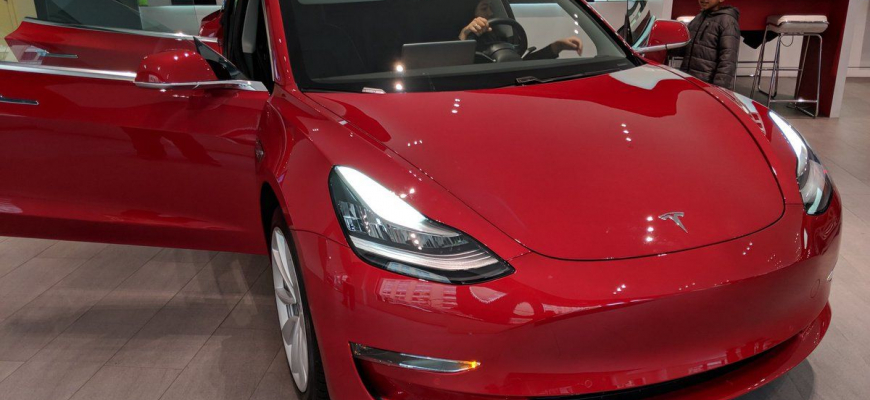 Vystavená Tesla Model 3 s biednou kvalitou výroby?