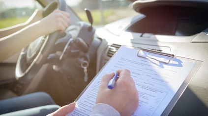 PRAKTICKÁ VÝUČBA V AUTOŠKOLÁCH JE ZNOVA POZASTAVENÁ. HYGIENICI SÚ RÁZNE PROTI