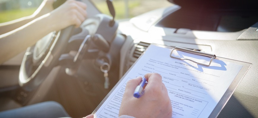 Praktická výučba v autoškolách je znova pozastavená. Hygienici sú rázne proti