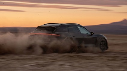 Porsche Taycan Cross Turismo chce zaujať aj jazdou na nespevnenom povrchu. Premiéra bude 4. marca
