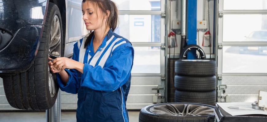 Pneumatiky dvoch značiek na jednom aute: Je to legálne? Čo to spraví s jazdnými vlastnosťami?
