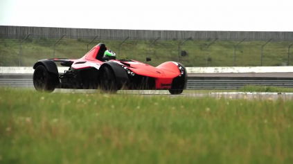 CHRIS HARRIS ON CARS: BAC MONO NA OKRUHU