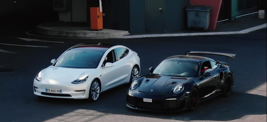 Šprint Tesla Model 3 a 911 GT2 RS, má elektrika šancu?