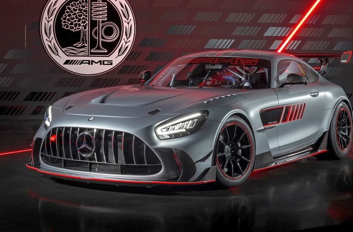 PRED AMG GT TRACK SERIES SA V KÚTE KRČIA AJ MERCEDESY BLACK SERIES, POTEŠÍ 55 VYVOLENÝCH