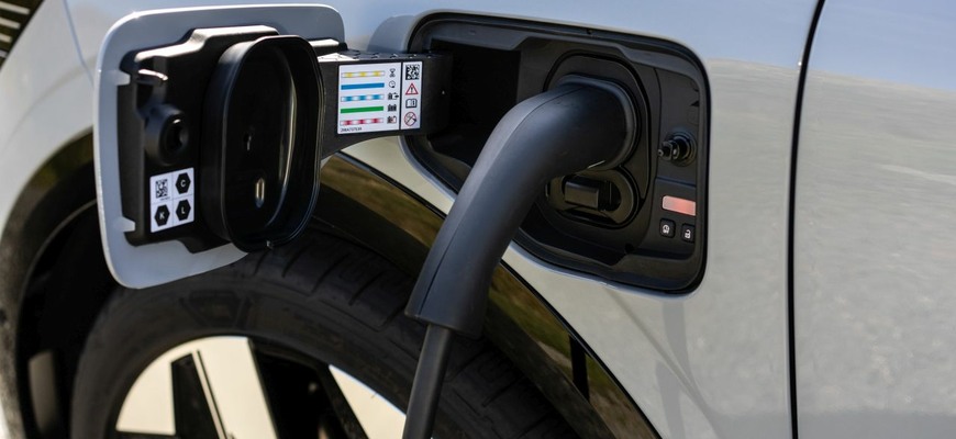 Predaj elektromobilov v Európe stagnuje. Stúpa záujem o hybridy a autá so spaľovacími motormi