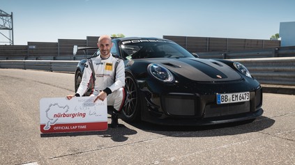 Upravené Porsche 911 GT2 RS MR zdolalo na okruhu Nürburgring Mercedes AMG Black Series o 5 sekúnd