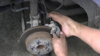 VIDEO: BEZRUKÝ MUŽ OPRAVUJE AUTO NOHAMI - NEUVERITEĽNÉ!