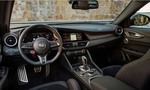 Zákazníci značky Alfa Romeo vraj nechcú veľké displeje, tvrdí jej šéf. Autá tomu prispôsobí