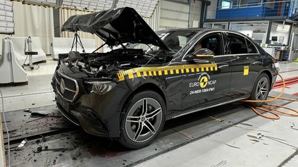 NOVÝ MERCEDES TRIEDY E V EURO NCAP PREDVIEDOL NEUVERITEĽNÉ VÝKONY. MÁME MU VÔBEC ČO VYTKNÚŤ?