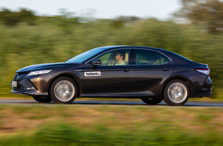 TEST TOYOTA CAMRY HYBRID: ÚSPORNÁ A TICHÁ, ALE NIE VŽDY