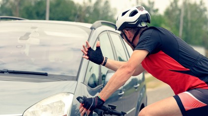 Britská vláda zvažuje ŠPZ a poistenie pre cyklistov. A tiež ich prísnejšie postihy za nehody
