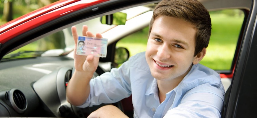 Vodičák od 15 rokov na auto, už od 17 na kamión a autobus?