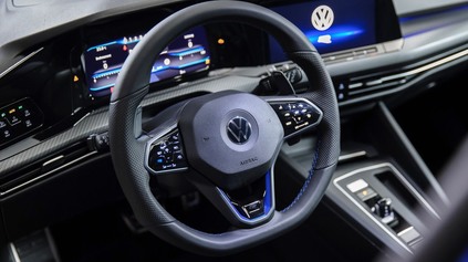 DO NOVÝCH VOLKSWAGENOV SA VRÁTIA KLASICKÉ TLAČIDLÁ, OBJAVIA SA VŠAK LEN NA VOLANTE