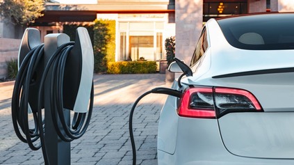 Celkový pád elektromobilov v EÚ pokračuje napriek drobnému nárastu predajov za minulý mesiac