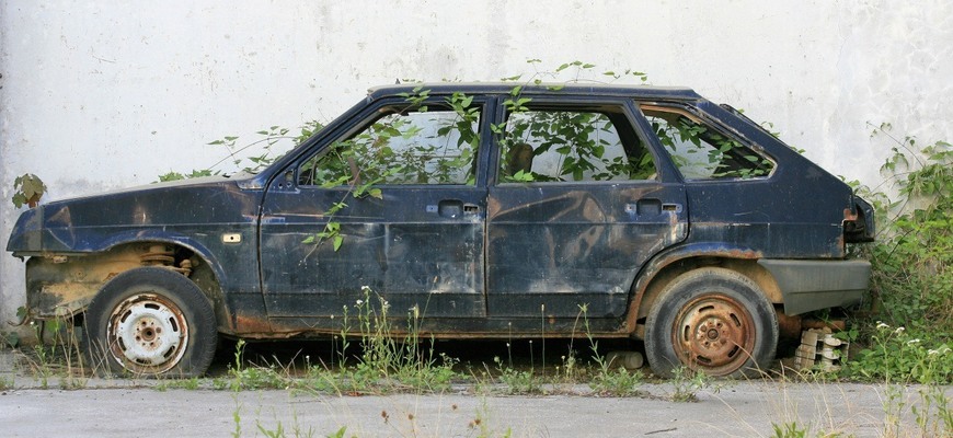 Samosprávy konečne dostali páky na autovraky. Ako odstrániť autovrak?