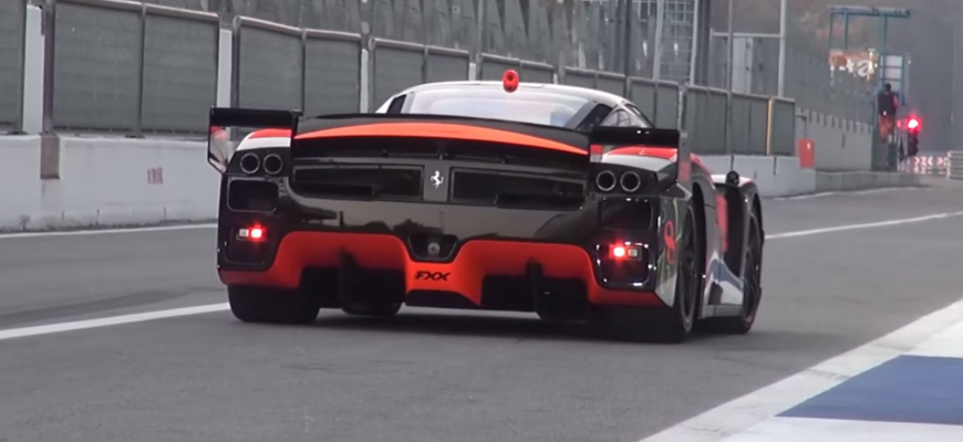 Ferrari FXX EVO má úžasný zvuk. MB SLR popri ňom ani nepočuť