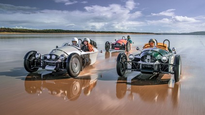 MORGAN SUPER 3 MÁ TROJVALEC FORD, MANUÁL Z MAZDY MX-5 A IBA 635 KG