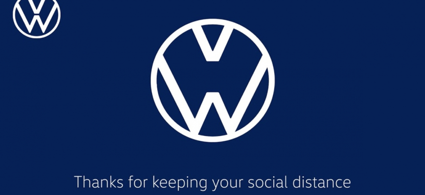 Držte si odstup! Pre koronavírus mení logo Volkswagen aj Audi